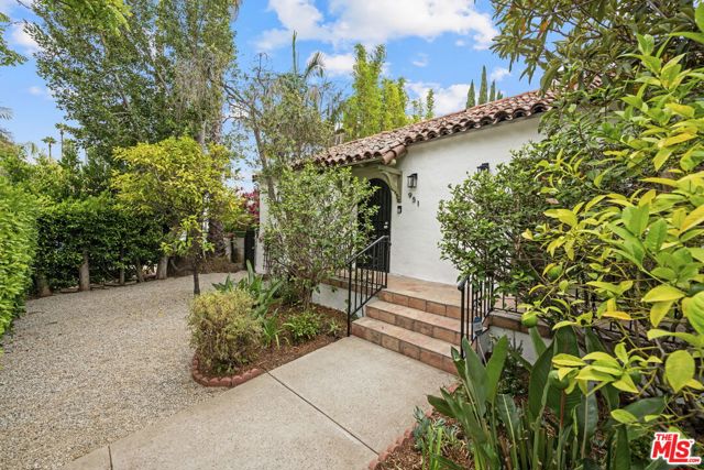 953 N Martel Avenue, Los Angeles CA: https://media.crmls.org/mediaz/4c8a7cbe-3846-4383-a522-c08984f5eda5.jpg