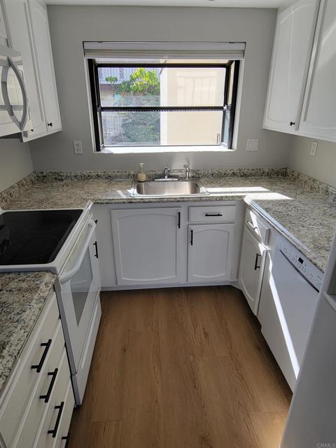 Detail Gallery Image 3 of 11 For 1263 Robinson Ave #12,  San Diego,  CA 92103 - 2 Beds | 2 Baths