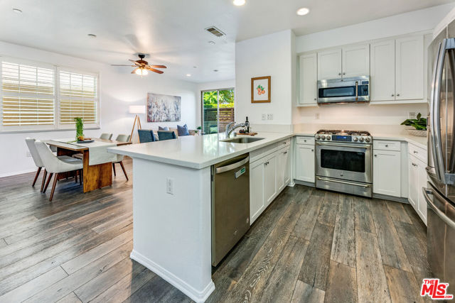 10942 KITTRIDGE Street photo 7