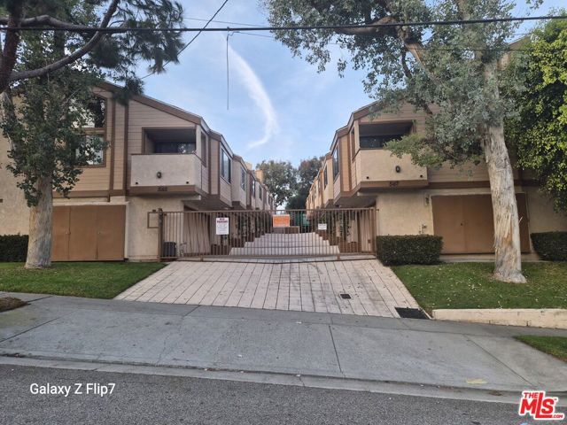 547 E Hazel Street, Inglewood CA: https://media.crmls.org/mediaz/4c8b9711-0168-42a9-89ff-d1560271a4fe.jpg