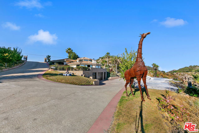 23010 Saddle Peak Road, Topanga CA: https://media.crmls.org/mediaz/4c8cd299-caec-4df3-9c6b-13f77577c753.jpg