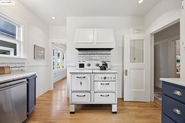 3936 Elston Ave., Oakland CA: https://media.crmls.org/mediaz/4c8cdb11-d176-4aff-af48-11961113e988.jpg