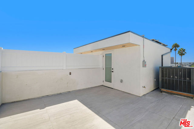 111 N Orlando Avenue, Los Angeles CA: https://media.crmls.org/mediaz/4c8cf66f-d33b-4d29-bfcd-770465377bc4.jpg
