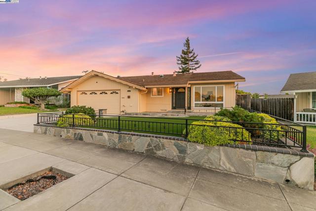 41519 Apricot Ln, Fremont CA: https://media.crmls.org/mediaz/4c8cf872-fc71-4bed-b7fb-e7c560b4c2cc.jpg