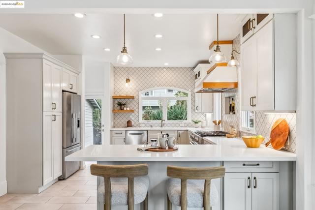678 65Th St, Oakland CA: https://media.crmls.org/mediaz/4c8d6a25-b835-4b94-8a07-ff89a4446862.jpg