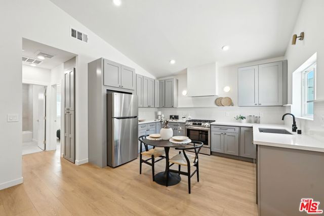 15727 Hartsook Street, Encino CA: https://media.crmls.org/mediaz/4c8d84ec-d265-4971-995d-8955c374d269.jpg