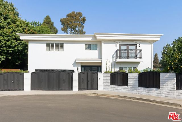 2744 S Bentley Avenue, Los Angeles CA: https://media.crmls.org/mediaz/4c8dabba-70bd-4fdb-b7c8-b14d098e2617.jpg