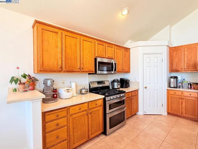1322 Emerson Dr, Pittsburg CA: https://media.crmls.org/mediaz/4c8dbd39-216c-485e-9631-25eeafc461bc.jpg