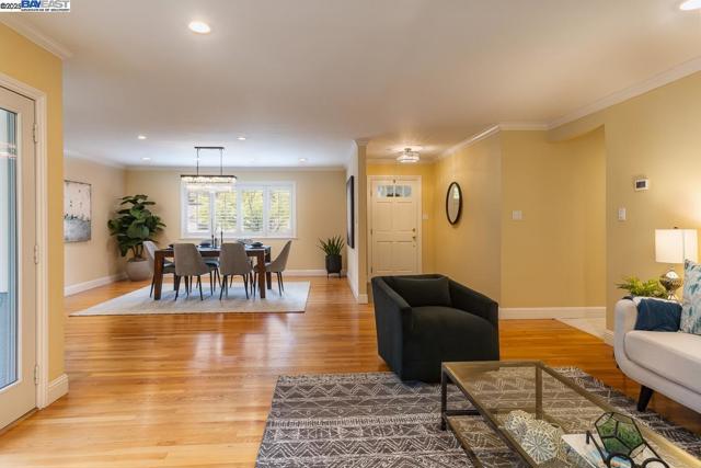 10 Easton Ct, Orinda CA: https://media.crmls.org/mediaz/4c8febec-ef2c-4f64-87cd-5c082cdda3a4.jpg