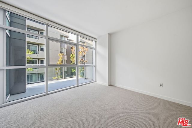 13700 Marina Pointe Drive, Marina del Rey CA: https://media.crmls.org/mediaz/4c90facc-8fa5-422e-a260-f322c0401c81.jpg