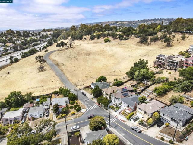 10536 Sheldon St, Oakland CA: https://media.crmls.org/mediaz/4c910863-2e4d-4254-9491-941a56e9195b.jpg