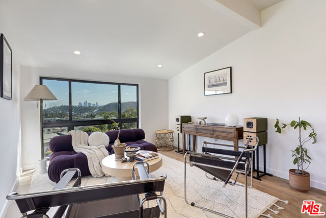 3404 Glenalbyn Drive, Los Angeles CA: https://media.crmls.org/mediaz/4c91c39d-ae11-48ab-8187-7b1a7a4769cb.jpg
