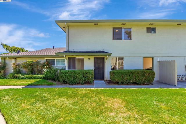 2274 Peacock Pl, Union City CA: https://media.crmls.org/mediaz/4c920587-2ca9-46e0-84fb-f85fa54379cc.jpg