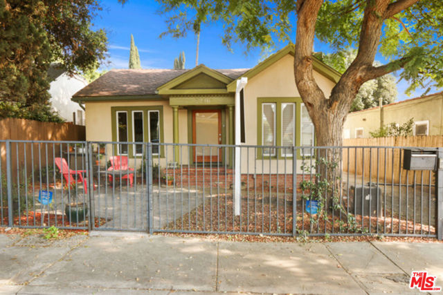 1246 N Genesee Avenue, West Hollywood CA: https://media.crmls.org/mediaz/4c927d67-771c-409c-a75c-7b8f44eba7c2.jpg