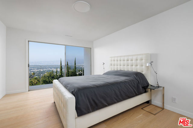 3268 Wrightwood Drive, Studio City CA: https://media.crmls.org/mediaz/4c92bfed-c4e6-46c2-b3fd-776aaf603e4d.jpg