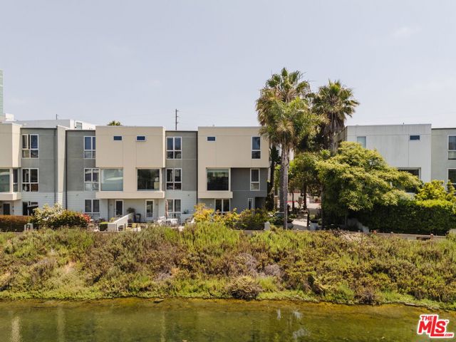 310 Washington Boulevard, Marina del Rey CA: https://media.crmls.org/mediaz/4c92ce3a-6871-449b-95ad-fe2356a18b8a.jpg