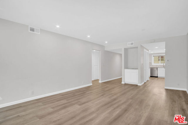 950 Main Street, El Segundo CA: https://media.crmls.org/mediaz/4c92dc0b-2bf7-41db-979e-65b54cfd08b9.jpg