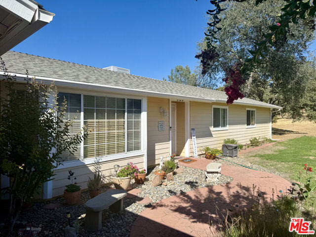 31229 Rolling Meadow Court, Coarsegold CA: https://media.crmls.org/mediaz/4c930156-2330-442d-8b4a-7bbb1f5ae4d2.jpg