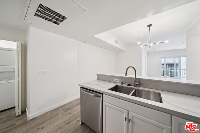 2335 S Bentley Avenue, Los Angeles CA: https://media.crmls.org/mediaz/4c9367a9-aba2-4599-91d5-304af7e2a222.jpg