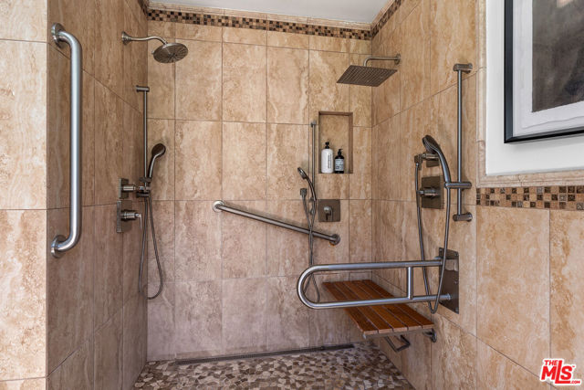 6020 S Corning Avenue, Los Angeles CA: https://media.crmls.org/mediaz/4c941e27-7a63-4f90-85b0-39526233833a.jpg