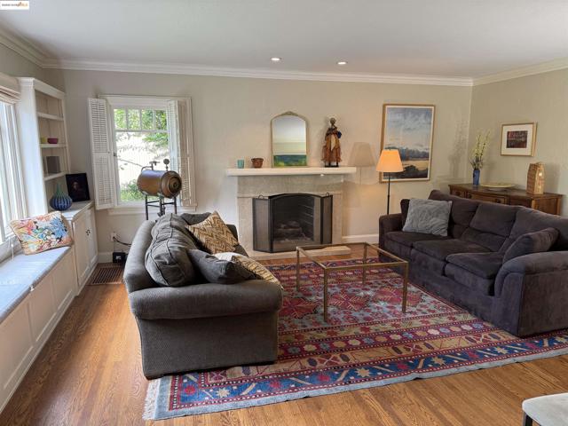169 Ronada Ave, Piedmont CA: https://media.crmls.org/mediaz/4c95d1f7-ddac-44c1-9f7f-4d9bdb76e3f0.jpg