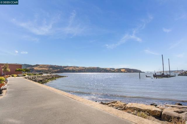 302 Columbia Cir, Benicia CA: https://media.crmls.org/mediaz/4c96a274-9127-4c60-ab16-9cbef8ee19fe.jpg