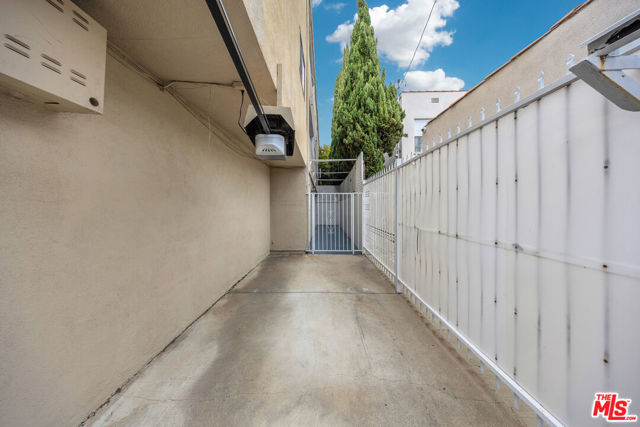 1331 Roxbury Drive, Los Angeles CA: https://media.crmls.org/mediaz/4c9710cb-8ee3-49c9-a56b-d980f8f706d9.jpg