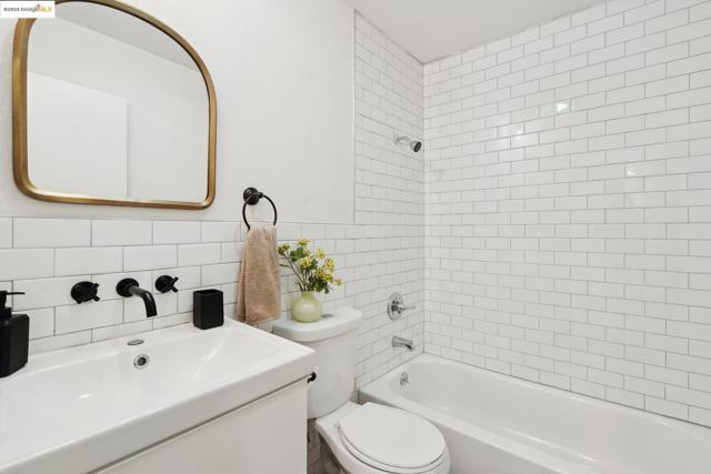 3360 Arizona St, Oakland CA: https://media.crmls.org/mediaz/4c989602-f1e7-4d05-b5b2-4295d8d55b23.jpg