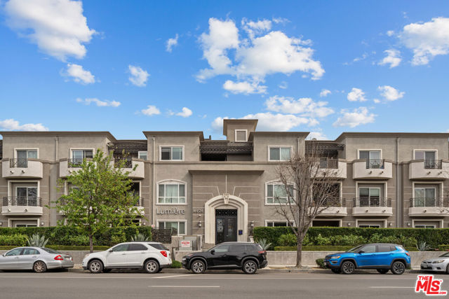 4424 Whitsett Avenue, Studio City CA: https://media.crmls.org/mediaz/4c994d5f-3d6d-4174-9039-33e591fddaad.jpg