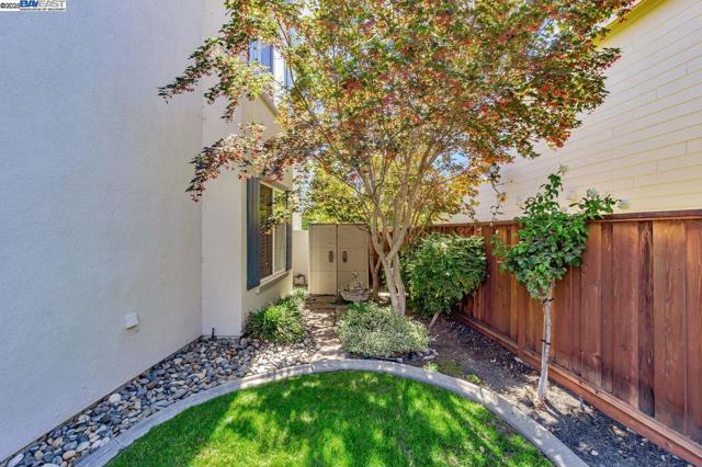 5391 Fernbank Dr, Concord CA: https://media.crmls.org/mediaz/4c9c3b72-c8d4-4484-9b53-be41e5a31fa7.jpg