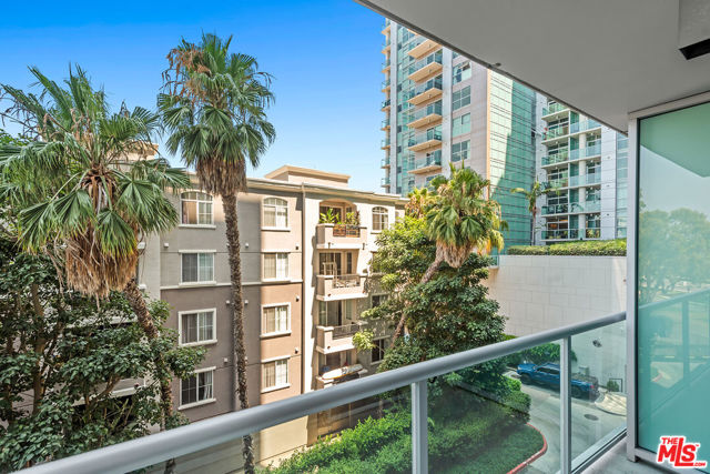 13700 MARINA POINTE Drive, Marina del Rey CA: https://media.crmls.org/mediaz/4c9cd521-c240-48b0-a5f9-9779e1afeb3b.jpg