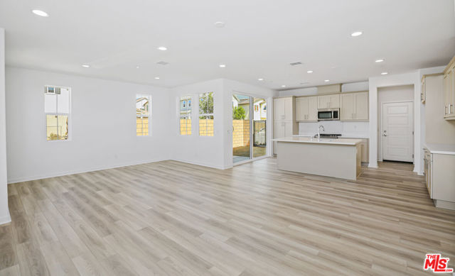 13889 Bell Way, Fontana CA: https://media.crmls.org/mediaz/4c9cdc10-48da-4631-9e85-262d89c6e1ca.jpg