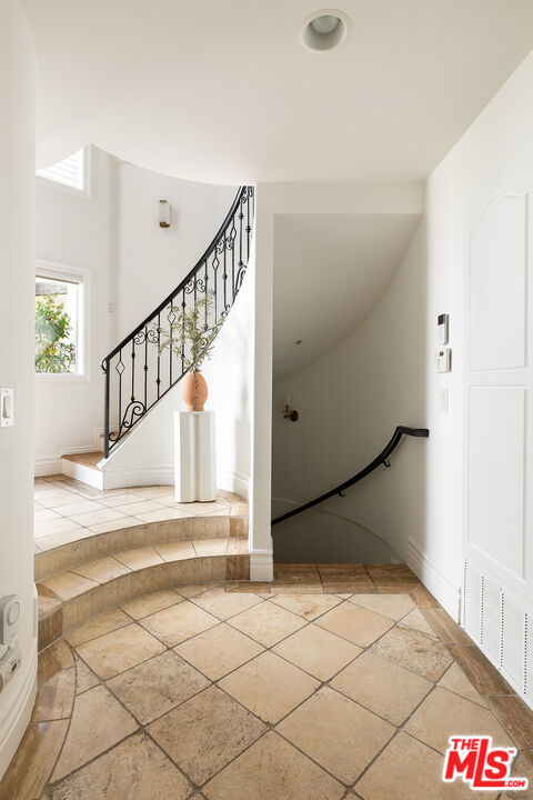 911 7th Street, Santa Monica CA: https://media.crmls.org/mediaz/4c9de62a-6c1c-4946-aca2-e0eded0edd8e.jpg
