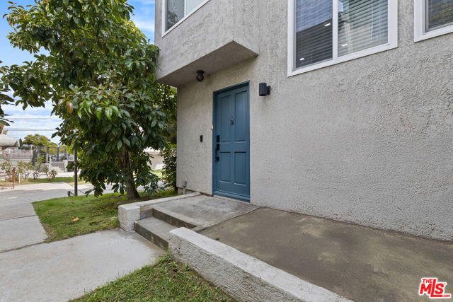 15305 S Berendo Avenue, Gardena CA: https://media.crmls.org/mediaz/4c9e57ff-fce9-4ff5-8029-7e945e014fa5.jpg