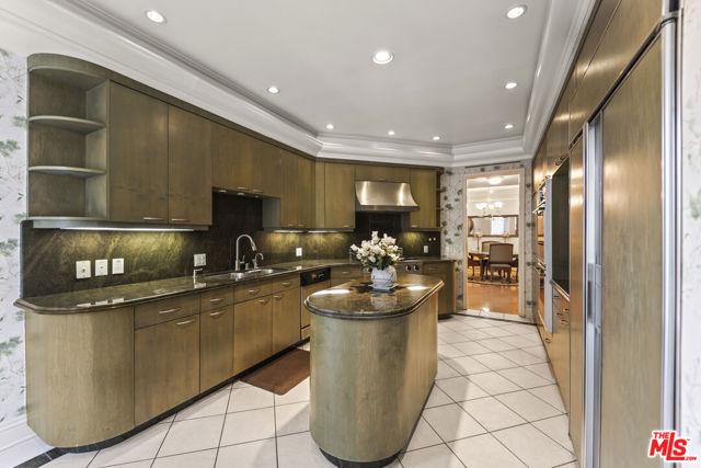 4752 Park Encino Lane, Encino CA: https://media.crmls.org/mediaz/4c9e9cb5-c6c0-4deb-96c1-fa79e316d10a.jpg