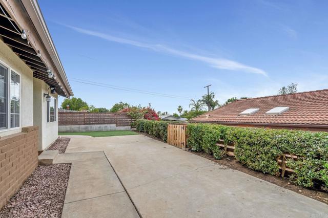 Detail Gallery Image 4 of 20 For 157 Belfast Gln, Escondido,  CA 92027 - 3 Beds | 2 Baths