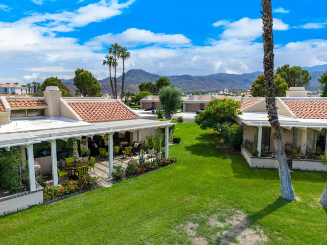 35983 Paseo Circulo E, Cathedral City CA: https://media.crmls.org/mediaz/4c9f42d2-9f0e-43b7-a5f5-11571882485b.jpg