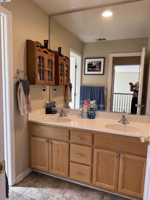 10342 Mono Ct, Stockton CA: https://media.crmls.org/mediaz/4c9fa4d2-4f40-400d-9701-e4cd282575bb.jpg