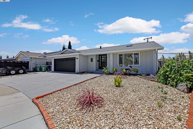 4227 Becerra Dr, Fremont CA: https://media.crmls.org/mediaz/4ca0053c-870c-4d13-aa07-916d66cad940.jpg