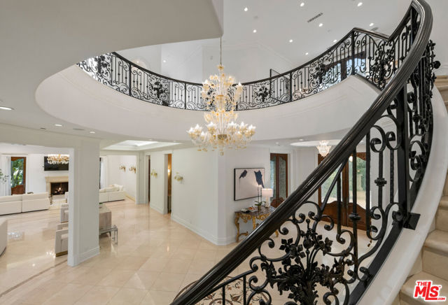 1021 N Crescent Drive, Beverly Hills CA: https://media.crmls.org/mediaz/4ca08f3f-2803-4d15-ae5f-b480382ff3a6.jpg