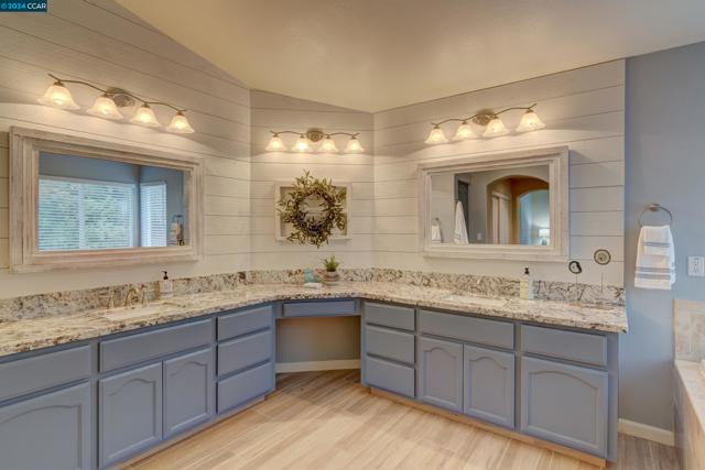 5171 Keller Ridge Dr, Clayton CA: https://media.crmls.org/mediaz/4ca0dc61-5d99-45d2-a9b1-ae8d2d990cb6.jpg