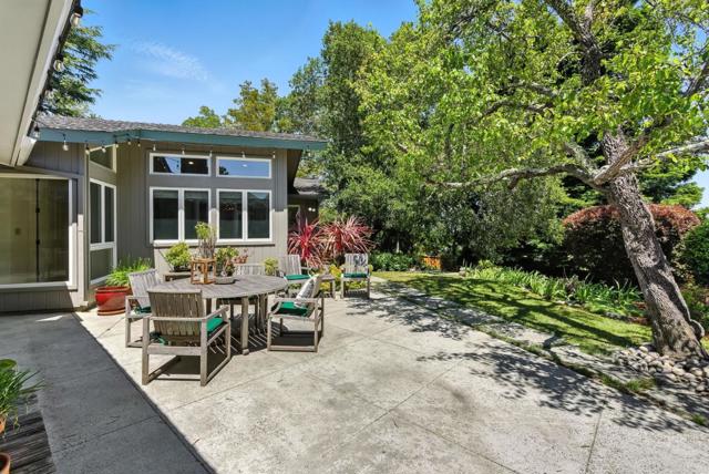 3795 Ralston Avenue, Hillsborough CA: https://media.crmls.org/mediaz/4ca1df07-a616-41f0-bdf7-e0e1544358e6.jpg