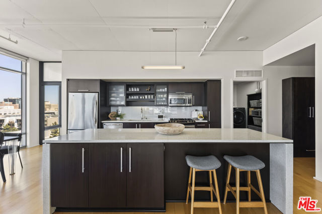 1100 S Hope Street, Los Angeles CA: https://media.crmls.org/mediaz/4ca38917-ec97-4b12-ab98-229db44ce136.jpg