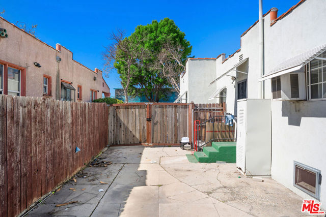 8740 La Salle Avenue, Los Angeles CA: https://media.crmls.org/mediaz/4ca3c2ab-f019-4247-97f3-13484532ba48.jpg