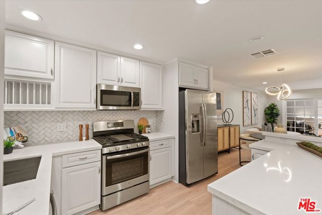 853 Larrabee Street, West Hollywood CA: https://media.crmls.org/mediaz/4ca4869e-aab8-4d26-9482-0f43610ded79.jpg