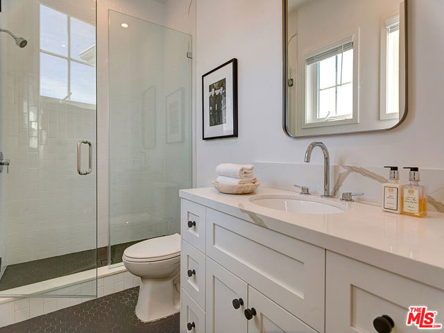 11979 Mayfield Avenue, Los Angeles CA: https://media.crmls.org/mediaz/4ca53d9f-87d6-40e2-86d9-009f9285cacb.jpg