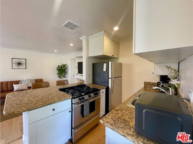1212 10th Street, Santa Monica CA: https://media.crmls.org/mediaz/4ca602b7-49be-42dc-83e5-e032fd2e6829.jpg
