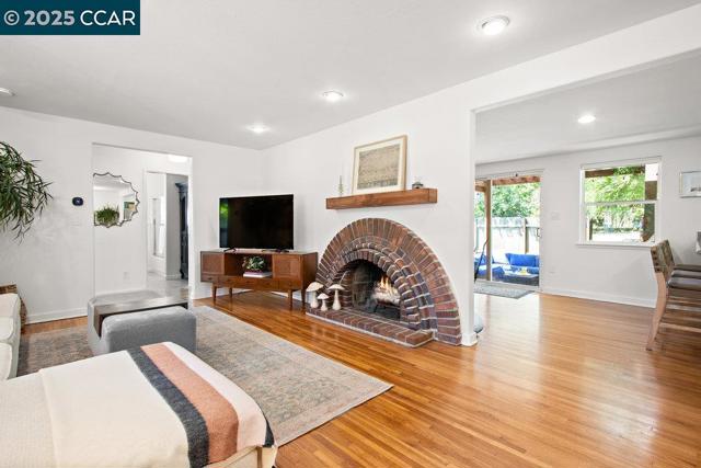 66 Del Hambre Cir, Walnut Creek CA: https://media.crmls.org/mediaz/4ca60e92-4acc-45da-90aa-bf9fbeda519e.jpg
