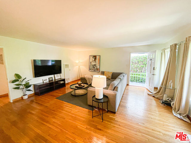 1169 Amherst Avenue, Los Angeles CA: https://media.crmls.org/mediaz/4ca67499-fdd6-4113-9999-bc14f2b60966.jpg