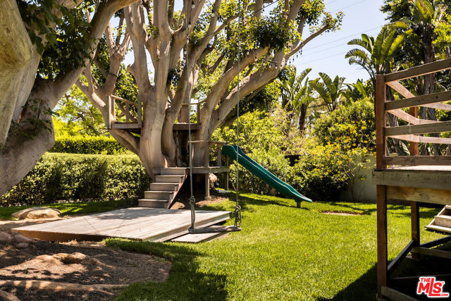 28837 Grayfox Street, Malibu CA: https://media.crmls.org/mediaz/4ca74286-f883-4413-b1b5-593005546e5a.jpg